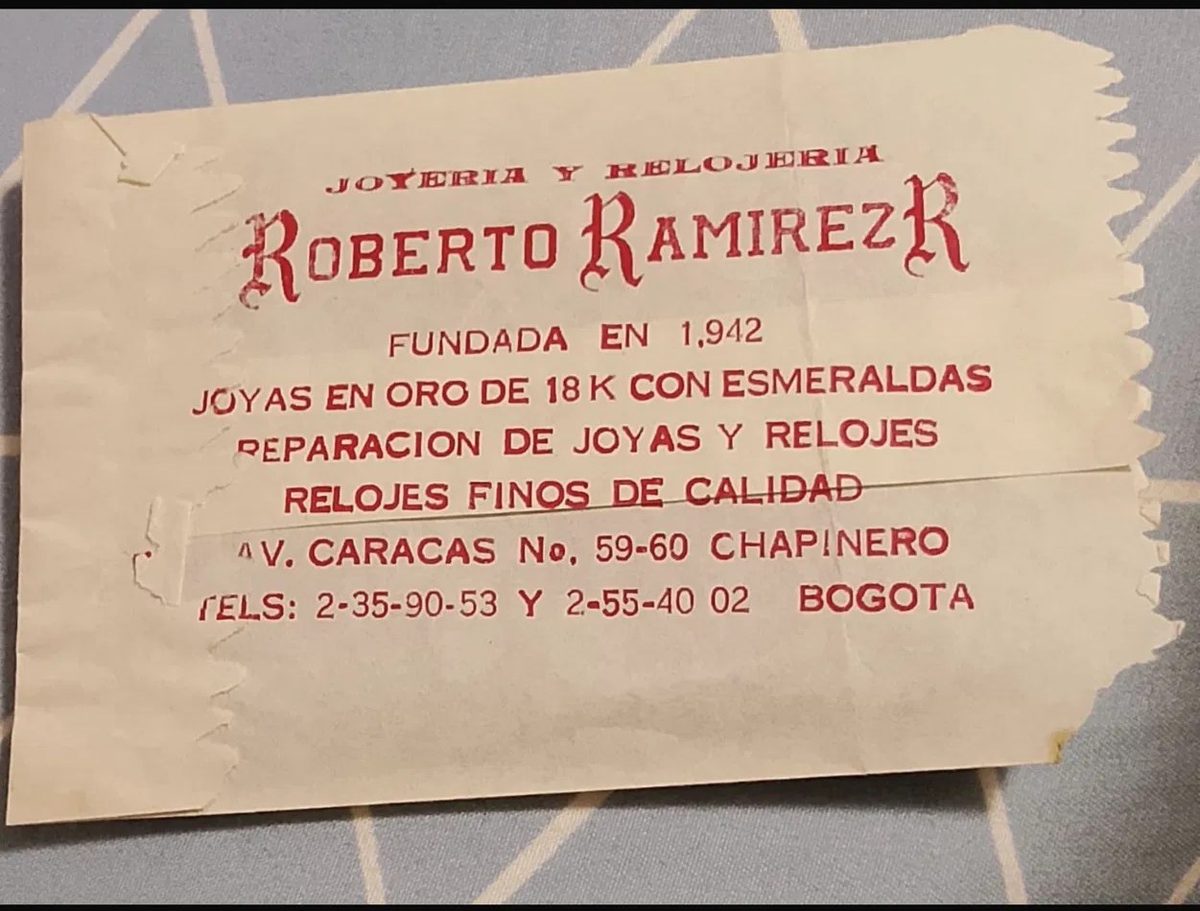 Paper bag from Joyería y Relojería Roberto Ramírez R., printed in red: founded 1942, 18 karat gold jewellery set with emeralds, repairs, fine watches. Avenida Caracas No. 59-60, Chapinero, Bogotá.